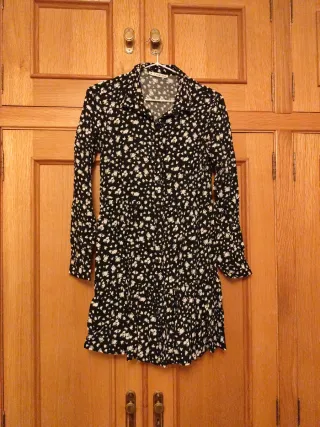 Vestido negro con estampado floral blanco