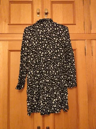 Vestido negro con estampado floral blanco