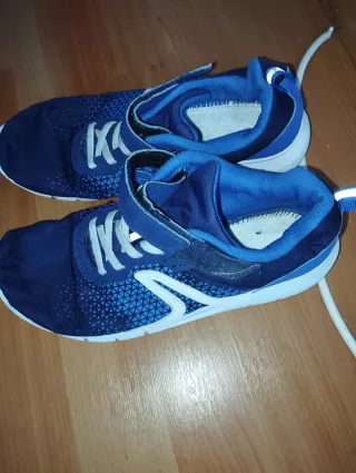 Zapatillas deportivas azules y blancas