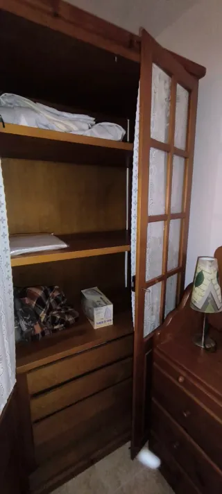 Armario de madera con puertas de cristal