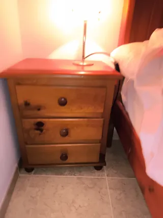 Armario de madera con puertas de cristal