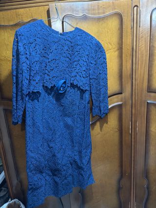 Vestido de fiesta azul con encaje