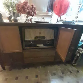 Mueble Bar con Radio y Plato de Discos