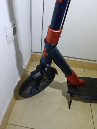 Patinete con freno y amortiguación