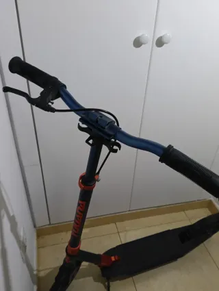 Patinete con freno y amortiguación