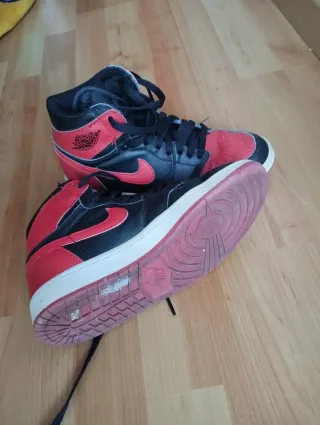 Zapatillas Jordan Negras y Rojas