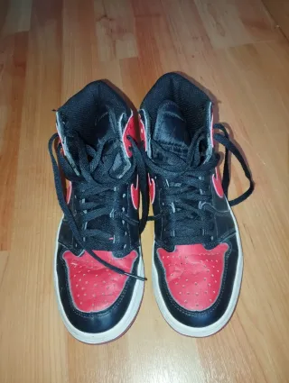 Zapatillas Jordan Negras y Rojas