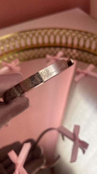 Brazalete plateado con inscripciones