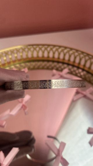 Brazalete plateado con inscripciones