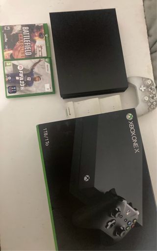 Xbox One X 1TB + 2 Juegos