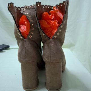 Botines beige tacón ancho ojales