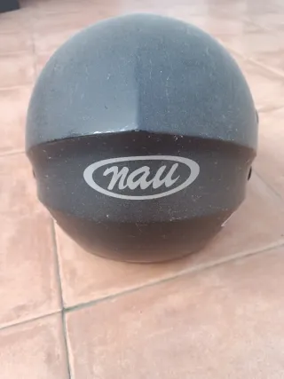 Casco de moto negro con visera