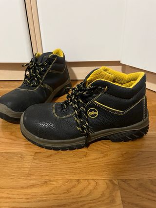 Botas de seguridad negras y amarillas
