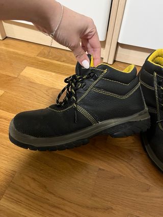 Botas de seguridad negras y amarillas