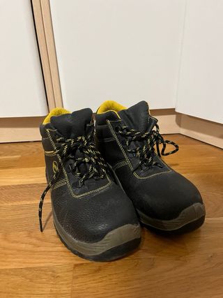 Botas de seguridad negras y amarillas