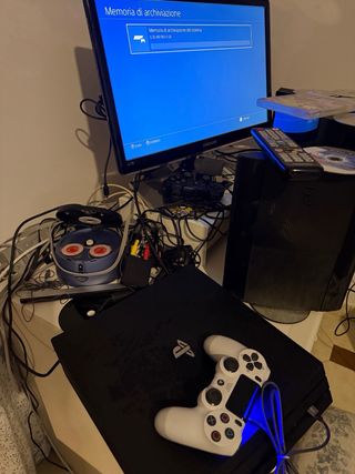 PS4 Pro 1TB firmware basso + 2 Giochi