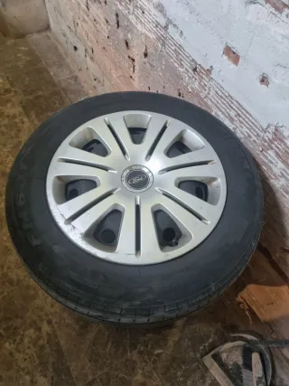 4 Ruedas de coche con la llanta y tapacubos Ford