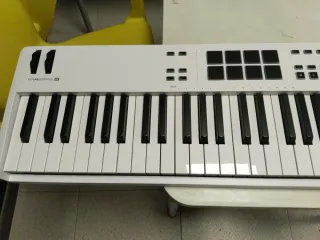 Teclado Controlador MIDI Arturia KeyLab Essential