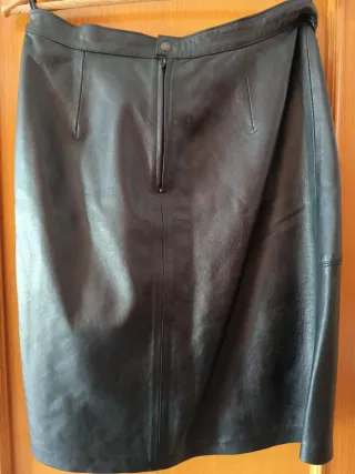 Falda de piel negra