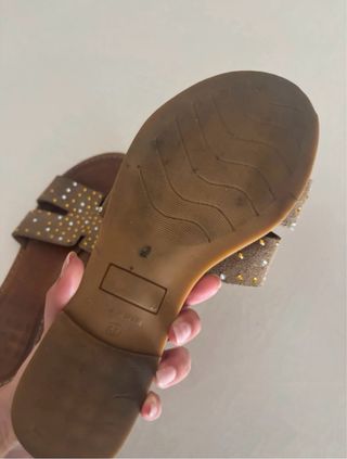 Sandalias Marrones y Doradas con Tachuelas