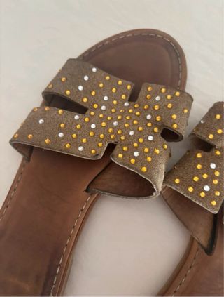 Sandalias Marrones y Doradas con Tachuelas