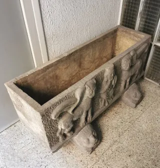 Vaso in cemento pietra con figure romaniche