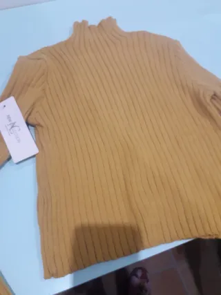 Jersey de punto mostaza cuello alto
