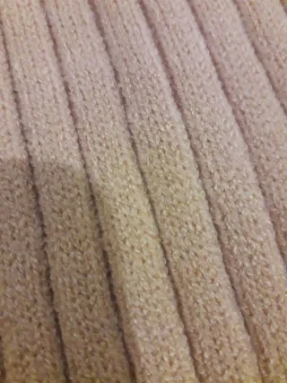 Jersey de punto mostaza cuello alto