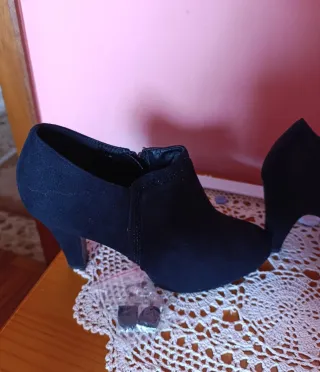 Botines negros ante