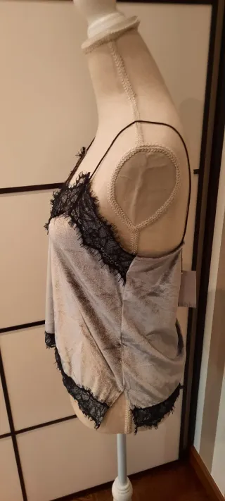 Top Bershka encaje y terciopelo