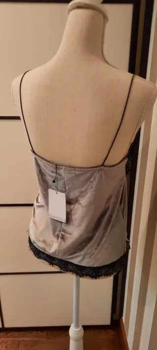 Top Bershka encaje y terciopelo
