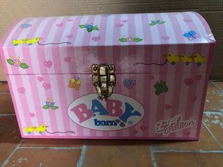 Baby Born, ropa, baúl y wc