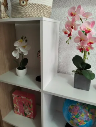 Scaffale modulare in legno e tessuto