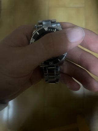 Reloj de pulsera plateado y negro