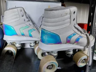 Pattini a rotelle bianchi con dettagli iridescenti