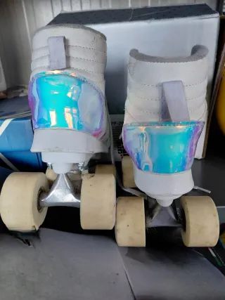 Pattini a rotelle bianchi con dettagli iridescenti