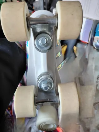 Pattini a rotelle bianchi con dettagli iridescenti