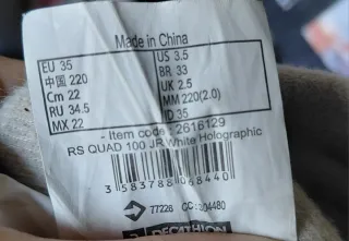 Pattini a rotelle bianchi con dettagli iridescenti