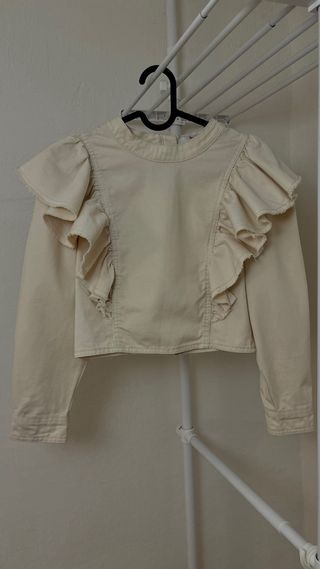 Camisa Bershka beige con volantes