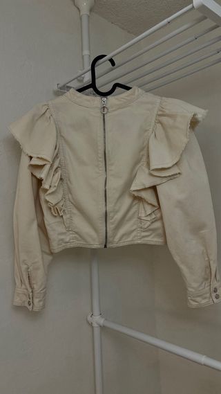 Camisa Bershka beige con volantes