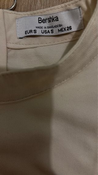 Camisa Bershka beige con volantes