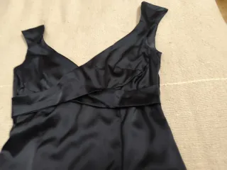 Vestido de satén negro elegante