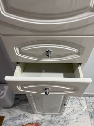 Mueble de baño estrecho