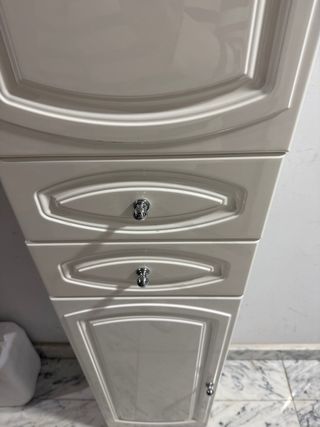 Mueble de baño estrecho