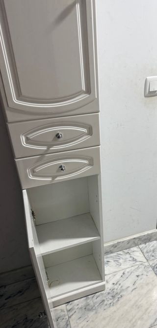 Mueble de baño estrecho