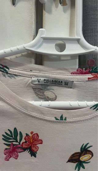 Camiseta Pull and Bear Talla M Estampado Tropical