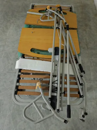 Cama articulada con grúa para enfermos