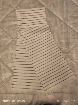 Bufanda de rayas blancas y negras