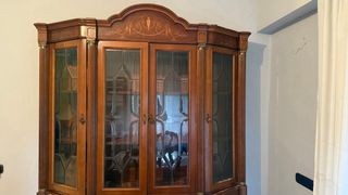 Vitrina de madera maciza con cristal