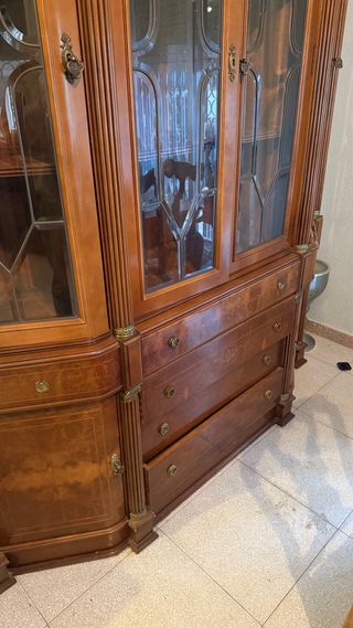 Vitrina de madera maciza con cristal